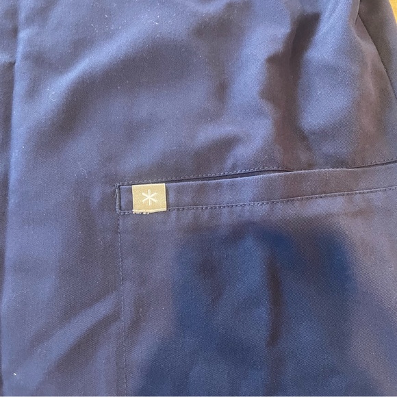 Scrubs and Beyond Scrub set in Navy - Picture 3 of 10